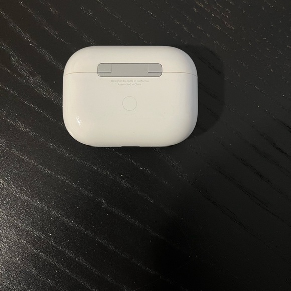 Apple AirPods Pro with Wireless Charging Case - Picture 5 of 9